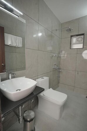 Free toiletries, hair dryer, slippers, towels - High Five Hotels (Assagao)