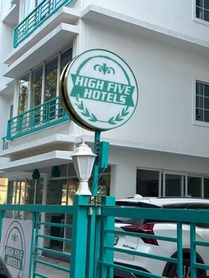 Front of property - High Five Hotels (Assagao)