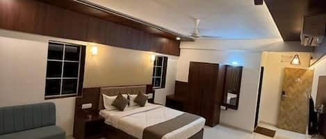 Skrivebord, arbejdsområde til bærbare computere, strygejern/strygebræt