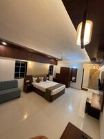 Escritorio y espacio para trabajar con laptop 