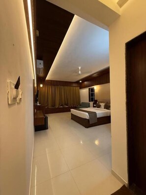 Desk, laptop workspace, iron/ironing board, free WiFi - High Five Hotels (Assagao)