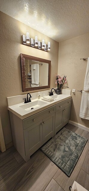 Bathroom - Riverfront condo across from ocean. Sleeps 6 (Koloa)