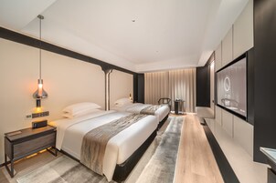 Senior İki Ayrı Yataklı Oda, Dağ Manzaralı | Masa, dizüstü bilgisayar çalışma alanı, güneşlik/perde, ütü/ütü masası 