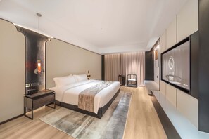 Escritorio, espacio para trabajar con laptop y cortinas blackout 