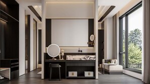 Luxury Suite, Mountain View | Meja, ruang kerja komputer riba, langsir/tirai gelap terus 