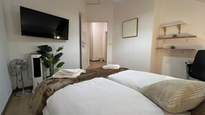 Interior - Cozy Room With Balcony Near Rennweg (Vienna)