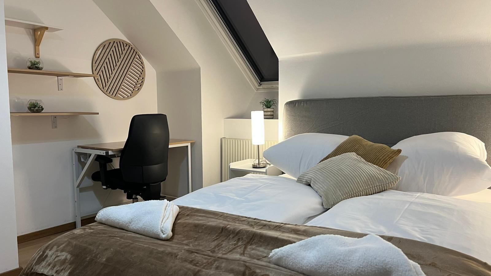 Eenvoudige kamer | Een strijkplank/strijkijzer, gratis wifi