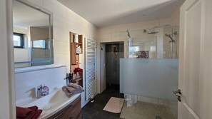 Dusche, Haartrockner, Handtücher, Toilettenpapier