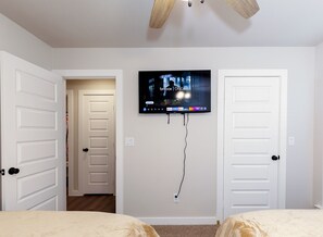 Desk, free WiFi, bed sheets - Charming and spacious home in Great Neighborhood! (Lubbock)