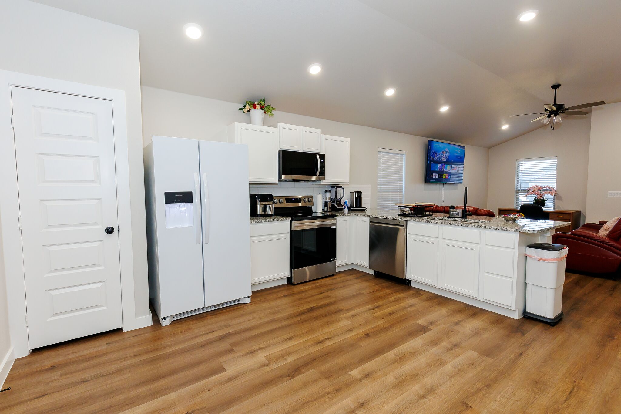 Jääkaappi, mikroaaltouuni, uuni, liesi