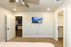 Desk, free WiFi, bed sheets - Charming and spacious home in Great Neighborhood! (Lubbock)