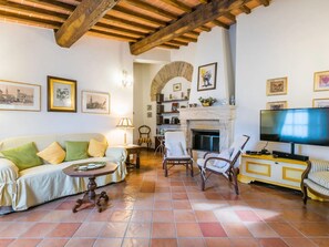 Smart TV, chimenea y estéreo 