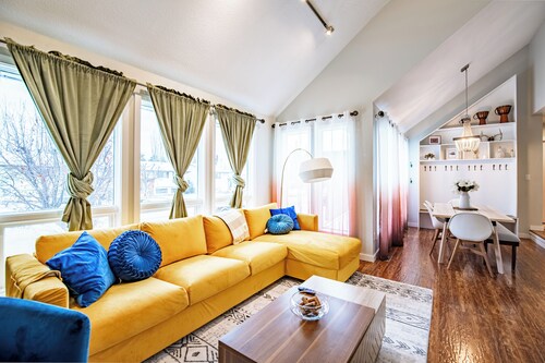Stylish & Cozy | King Bed | Arcade | Backyard & BBQ | Office & Hi-Speed Internet