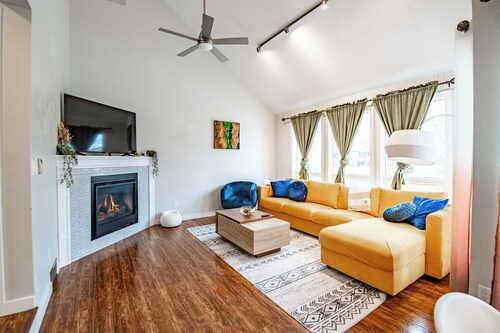 Stylish & Cozy | King Bed | Arcade | Backyard & BBQ | Office & Hi-Speed Internet