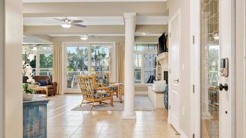 Premium Condo, 4 Bedrooms, Beach View, Beachside | Living area