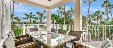 Premium-Apartment, 4 Schlafzimmer, Strandblick, am Strand | Speisen im Freien