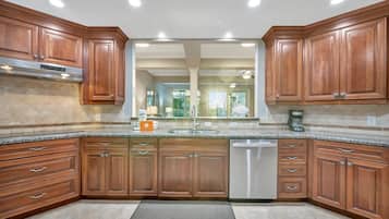 Premium Condo, 4 Bedrooms, Beach View, Beachside | Private kitchen