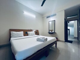 Escritorio, espacio para trabajar con laptop y wifi gratis 