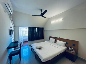 Desk, laptop workspace, soundproofing, free WiFi - HOTEL IHAM PARADISE (Mangaluru)