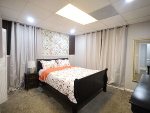 Tabla de planchar con plancha, wifi, ropa de cama