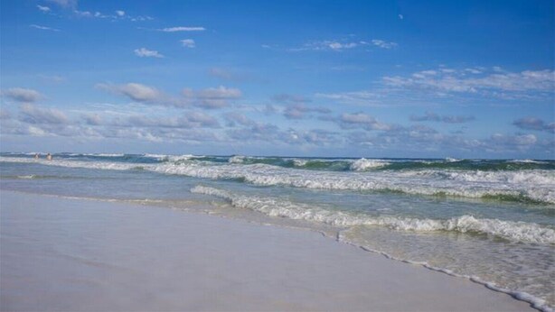 A beach with waves and a clear sky. - Cozy 1-bedroom apartment in beautiful Gulf Breeze with AC (Gulf Breeze)