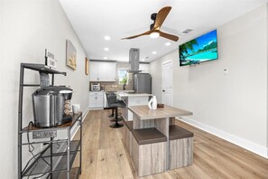 Private kitchen - Cozy 1-bedroom apartment in beautiful Gulf Breeze with AC (Gulf Breeze)