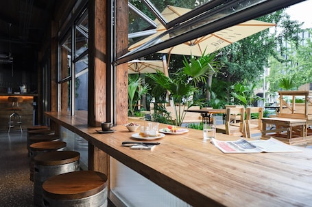 Daily buffet breakfast (CNY 29 per person)