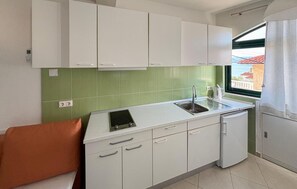 Fridge, oven, dishwasher, coffee/tea maker - Awesome apartment in Duce with WiFi (Duce)