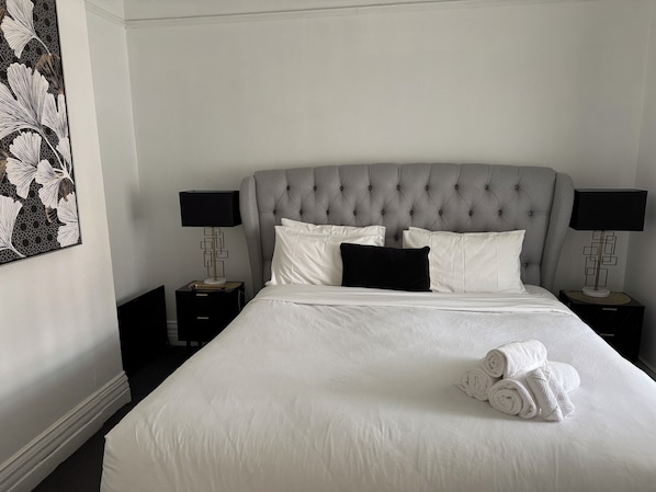 3 habitaciones, tabla de planchar con plancha, cuna de viaje y internet