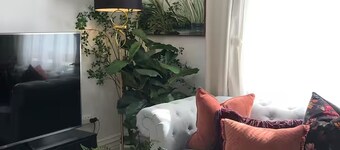 Heritage Cottage with Yard Near Shops and Parks