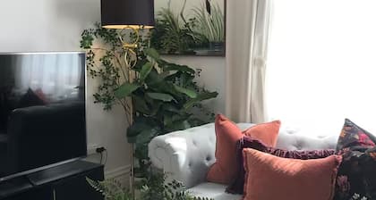 Heritage Cottage with Yard Near Shops and Parks