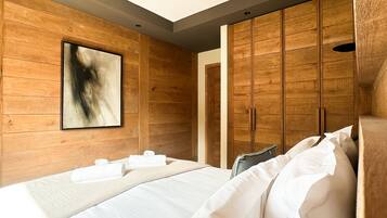 Tabla de planchar con plancha, wifi gratis y ropa de cama