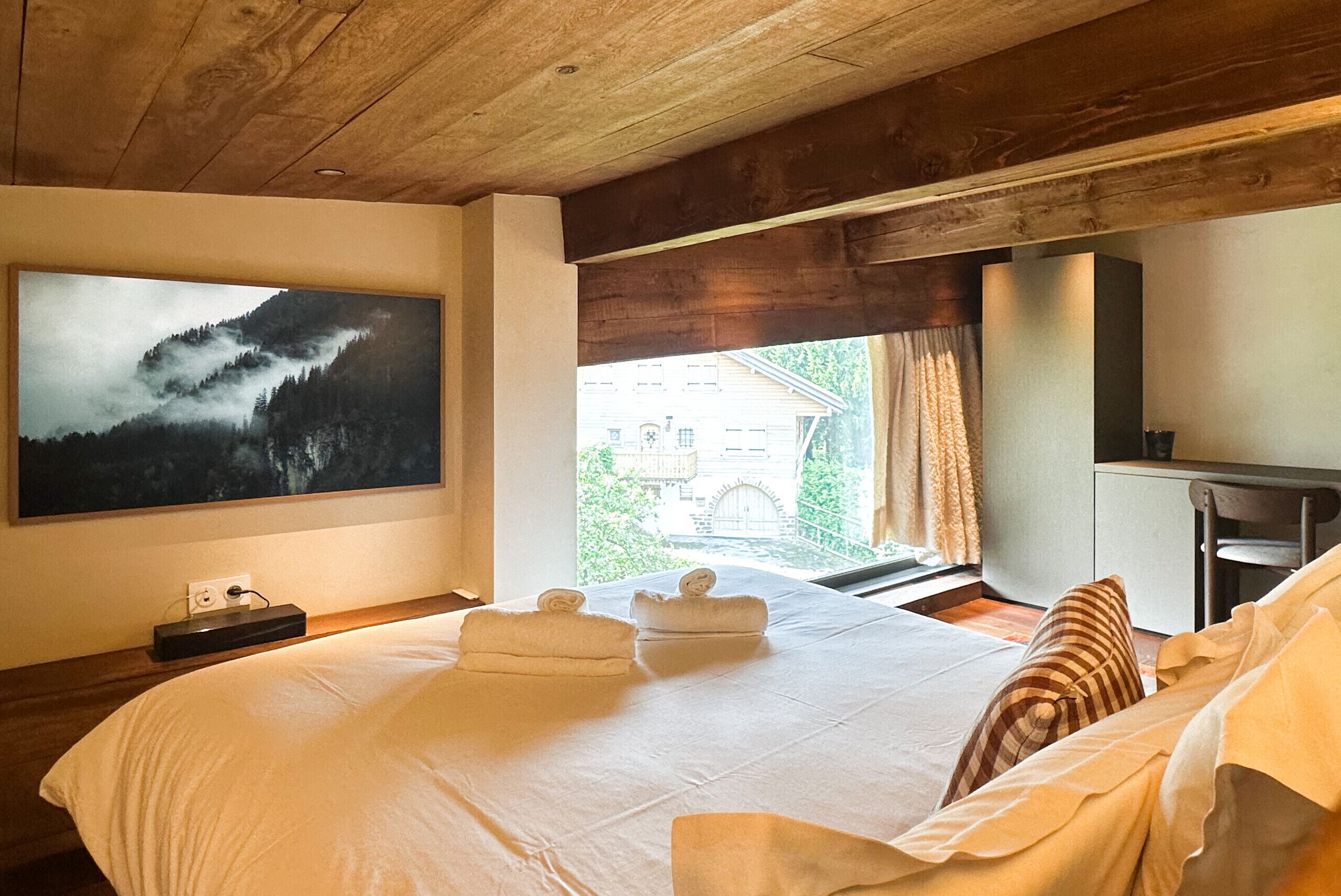 Tabla de planchar con plancha, wifi gratis y ropa de cama 