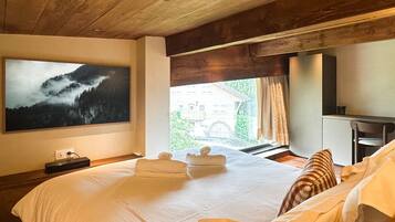 Tabla de planchar con plancha, wifi gratis y ropa de cama