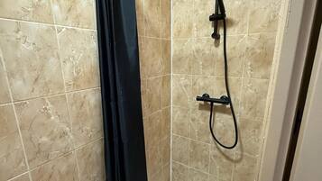 Dutxa, assecador de cabells, tovalloles i sabó