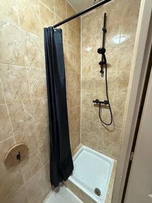 Dutxa, assecador de cabells, tovalloles i sabó 