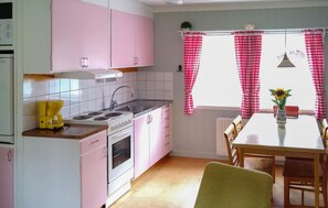 Fridge, oven, stovetop, coffee/tea maker