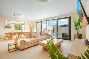 Smart TV - 4BR with Private Pool at Salty Breeze by Bocobay (Noord)