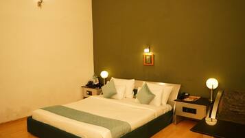 ستائر تعتيم وتجهيزات عازلة للصوت ومكواة/لوح كي