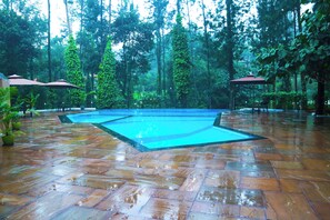 Hồ bơi ngoài trời, mở cửa từ 9:00 đến 18:00, dù/ô trên bãi biển/hồ bơi 