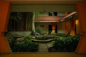 Classic dubbelrum - städning - utsikt mot trädgården | Innergård