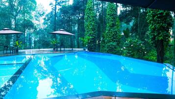 حمّام سباحة خارجي، مظلات على حمّام السباحة