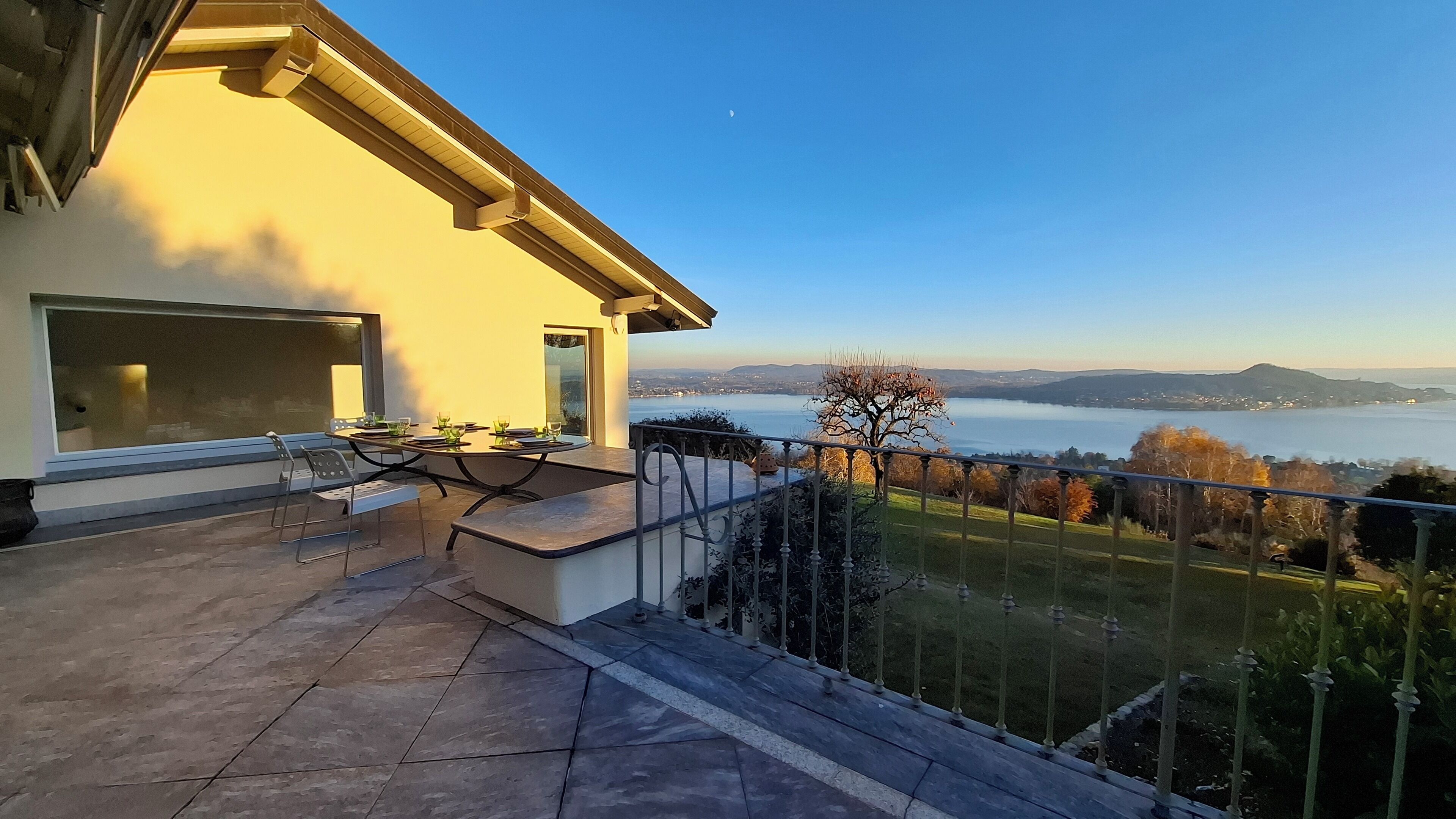 屋外ダイニングエリア