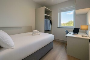 4 bedrooms, iron/ironing board, Internet, bed sheets