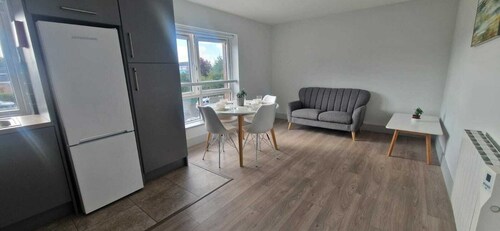 4BDR Home on Dock Rd Near City Centre