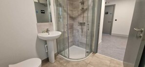 Shower - 4BDR Home on Dock Rd Near City Centre (Limerick)