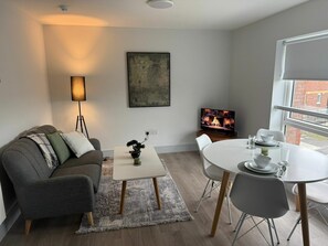 TV, offices - 4BDR Dock Road Home Near City Centre (Limerick)
