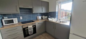 Fridge, oven, stovetop, electric kettle - 4BDR Dock Road Home Near City Centre (Limerick)