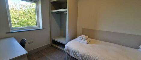 Iron/ironing board, Internet, bed sheets