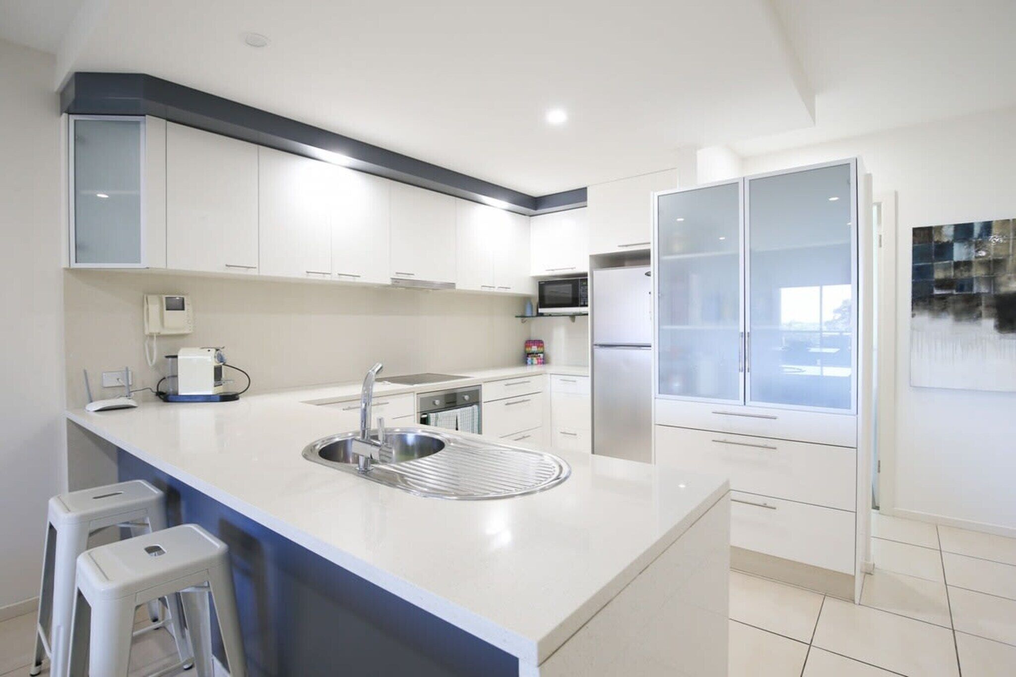 Réfrigérateur, four à micro-ondes, un four, surface de cuisson